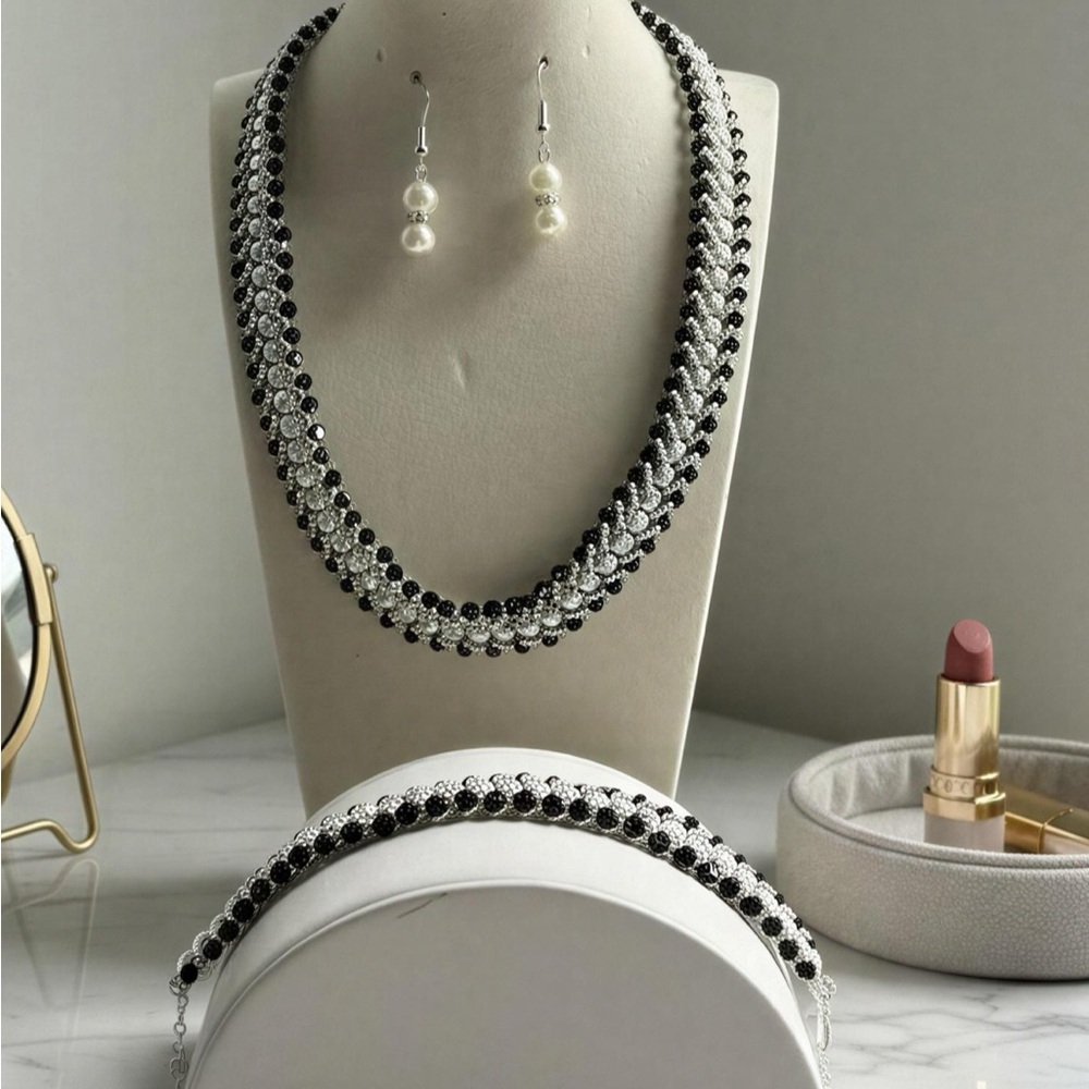 Handmade Pearl and black bicones Necklace - Classic Black & White
